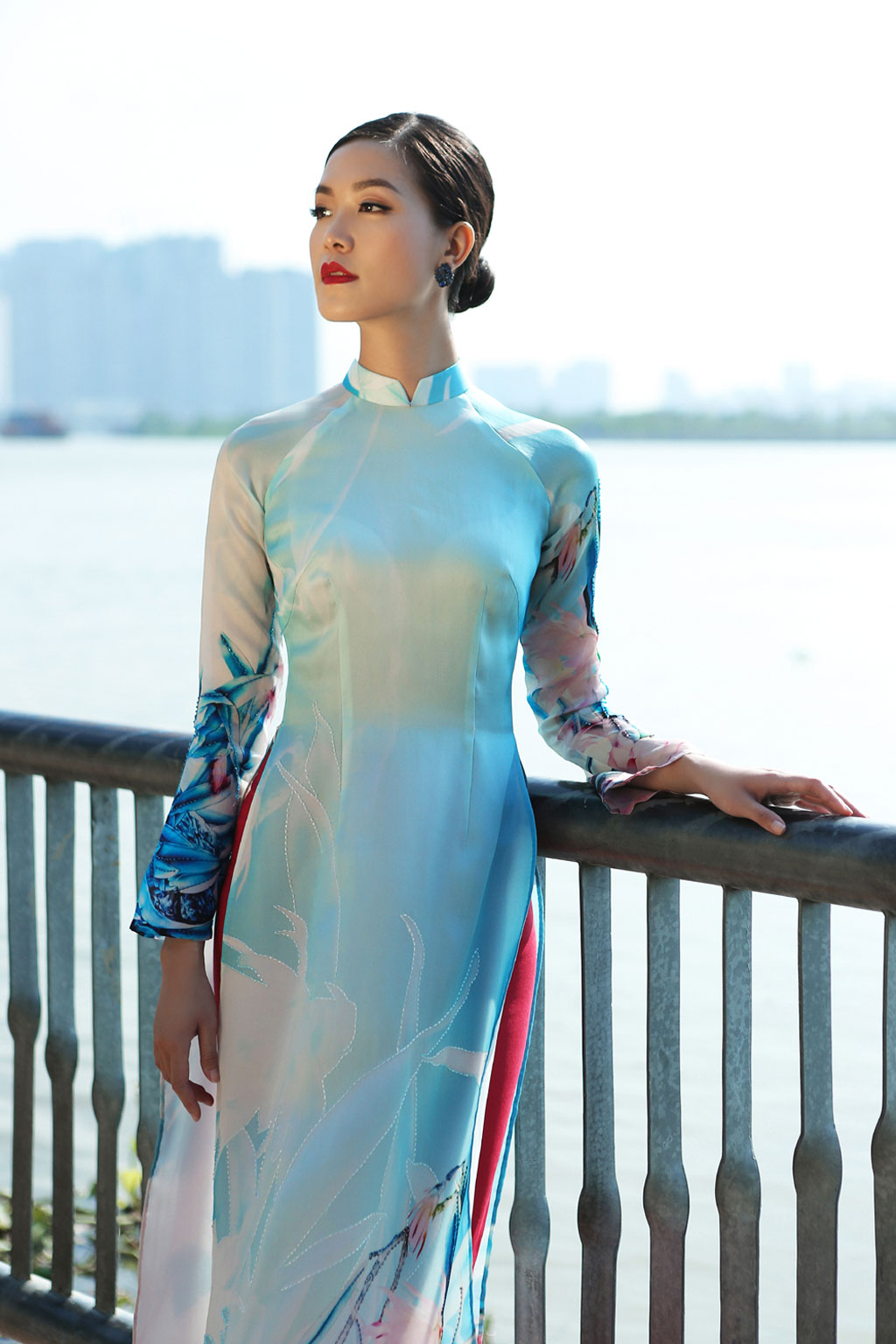 Hoa hậu VN Thùy Dung “gây thương nhớ” với áo dài 3