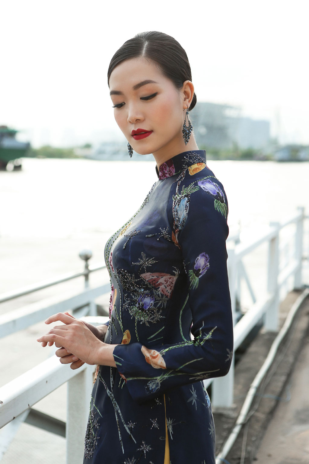 Hoa hậu VN Thùy Dung “gây thương nhớ” với áo dài 1