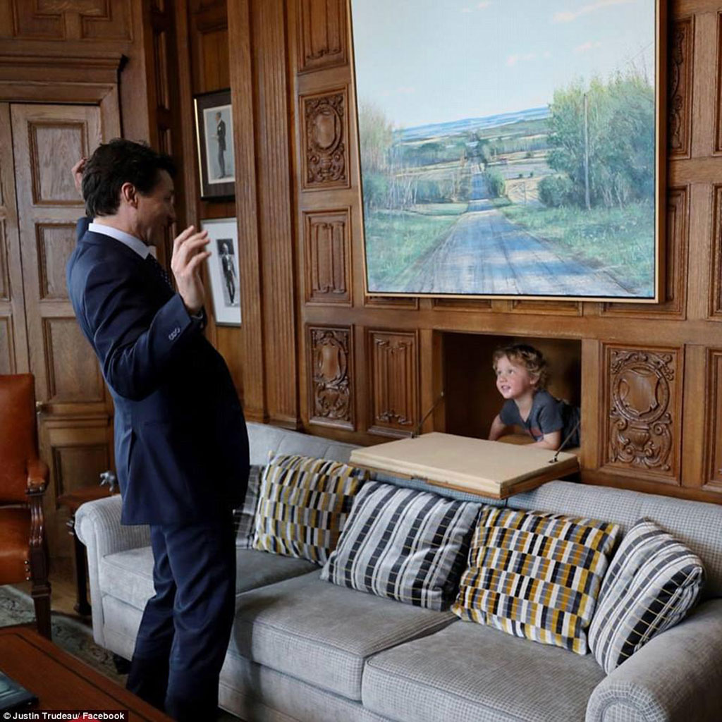 Thủ tướng Canada gây sốt khi đưa con trai 3 tuổi tới phòng họp1