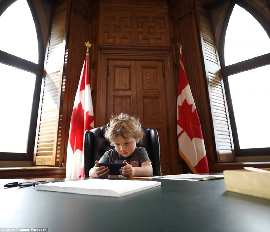Thủ tướng Canada gây sốt khi đưa con trai 3 tuổi tới phòng họp3