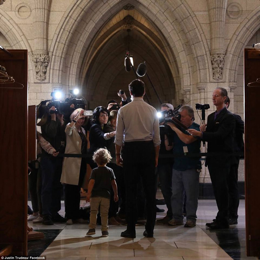 Thủ tướng Canada gây sốt khi đưa con trai 3 tuổi tới phòng họp4