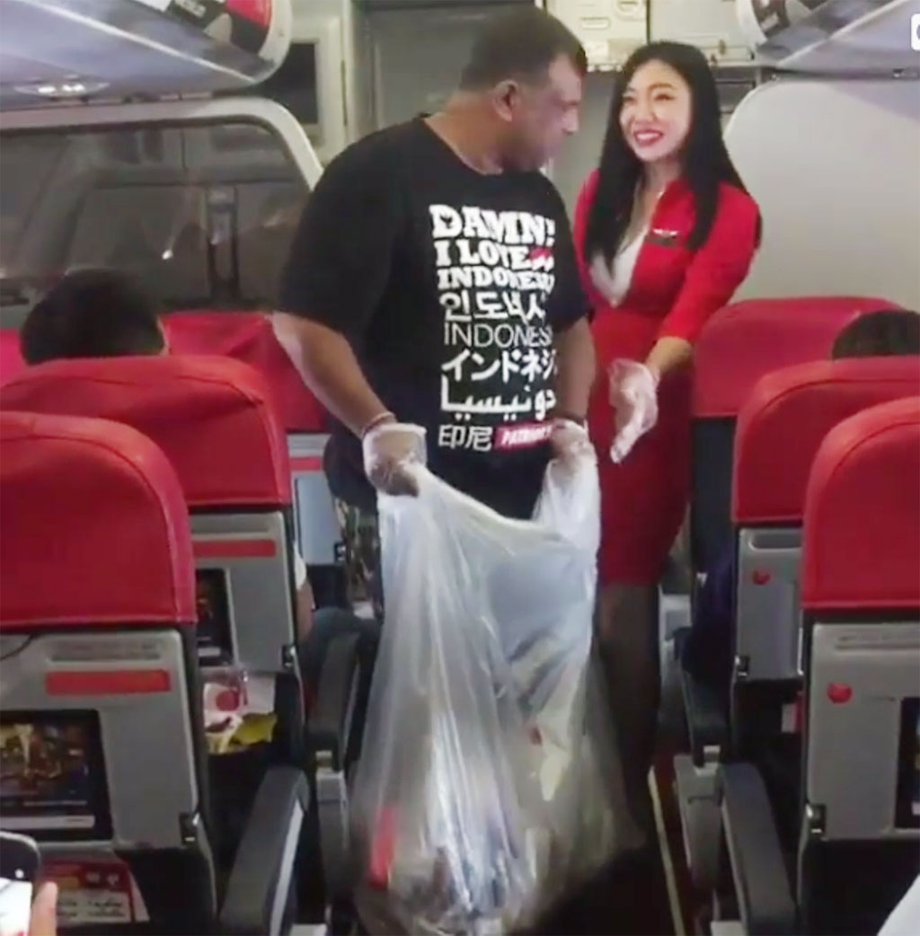 CEO hãng hàng AirAsia được ca ngợi khi dọn rác trên máy bay 1