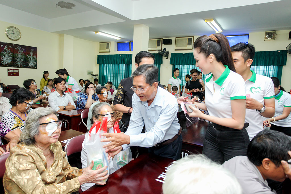 Á hậu Tố Uyên cùng quỹ Từ Tâm tài trợ 200 ca mổ mắt cho bệnh nhân nghèo tại Tp.HCM 2