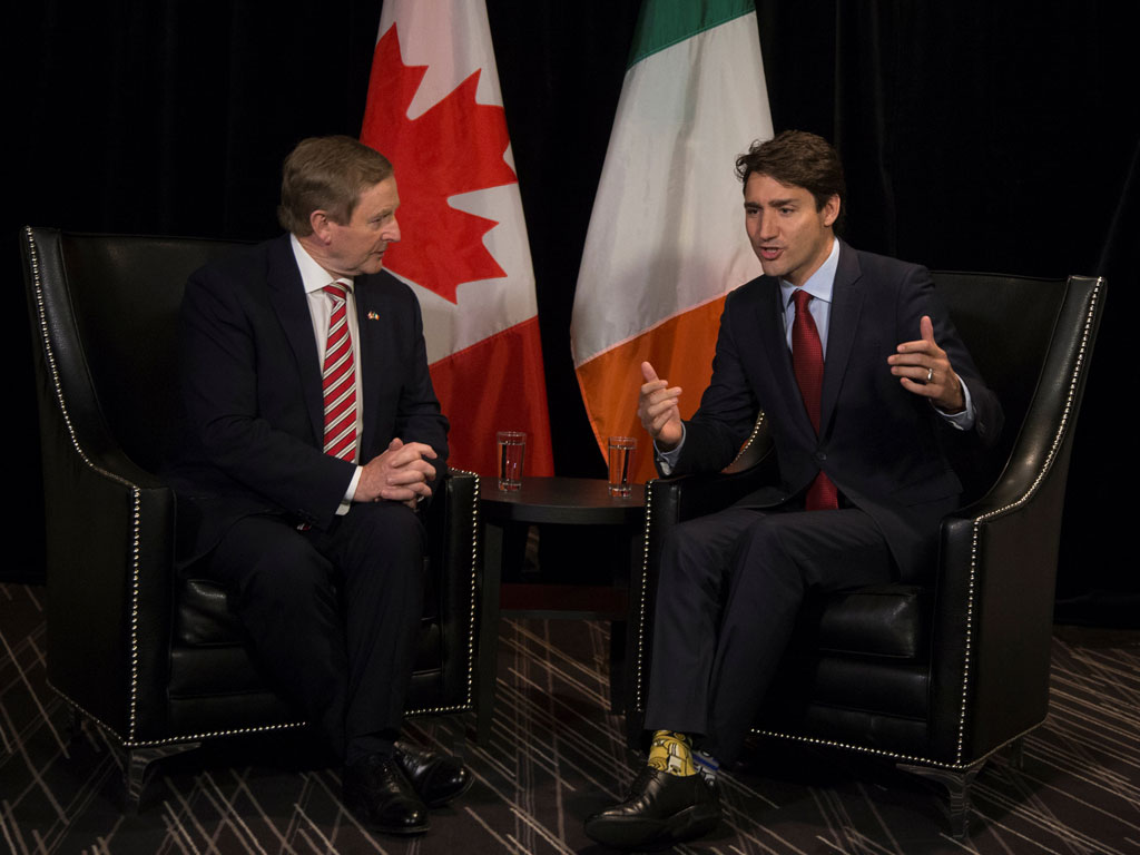 Chuyện những đôi vớ của Thủ tướng Canada 2