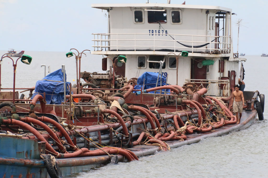 Tạm giữ 11 xà lan nghi khai thác cát trái phép trên vùng biển Cần Giờ 3