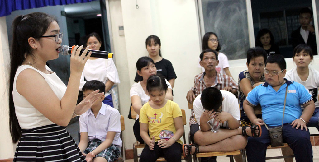Quán quân Giọng hát Việt nhí 2014 Thiện Nhân xúc động khi được những học sinh khiếm thị sờ tóc, sờ mặt, cầm tay3