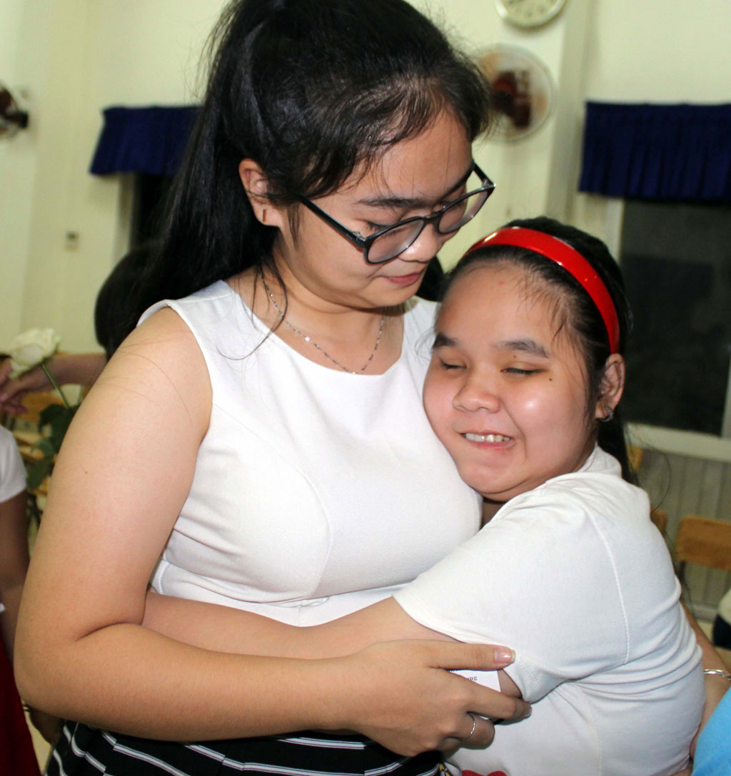 Quán quân Giọng hát Việt nhí 2014 Thiện Nhân xúc động khi được những học sinh khiếm thị sờ tóc, sờ mặt, cầm tay4