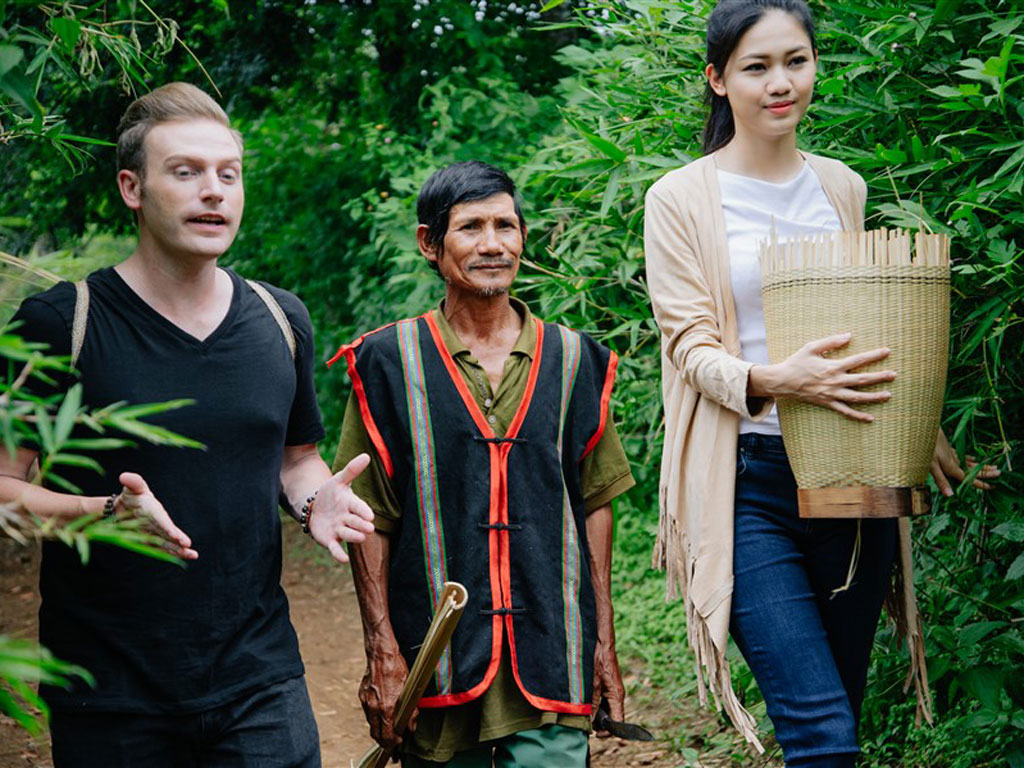 Á hậu Thanh Tú lên Tây Nguyên hái rau, chăn bò 3