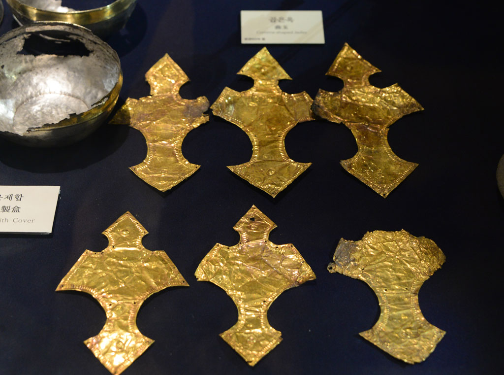 Tượng Phật Thích Ca và A Di Đà thuộc vương triều Silla được đúc bằng vàng ròng có niên đại từ 692 - 706 7
