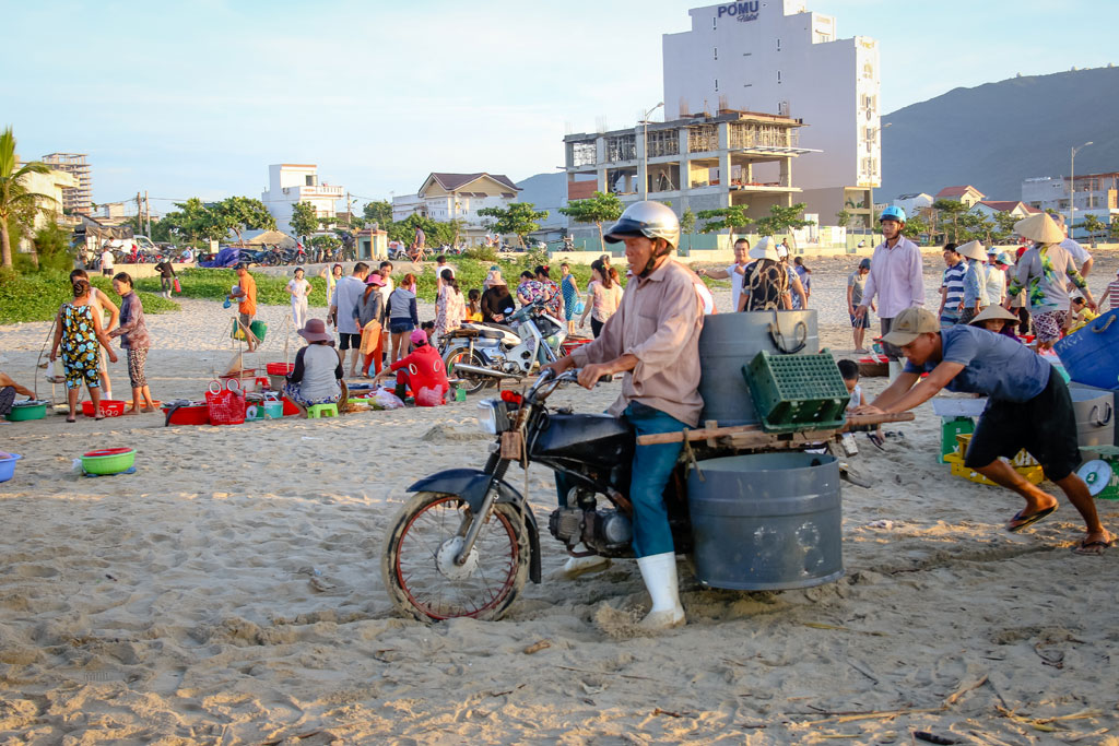 Bình dị phiên chợ cá ban mai Mỹ Khê 3