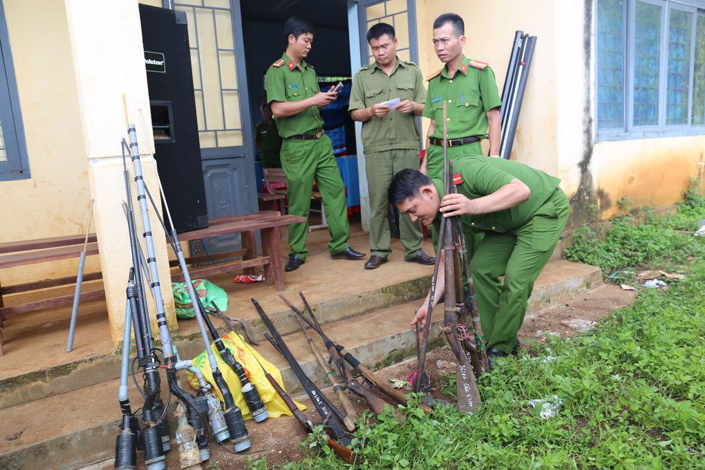 Người dân giao nộp 40 khẩu súng tự chế