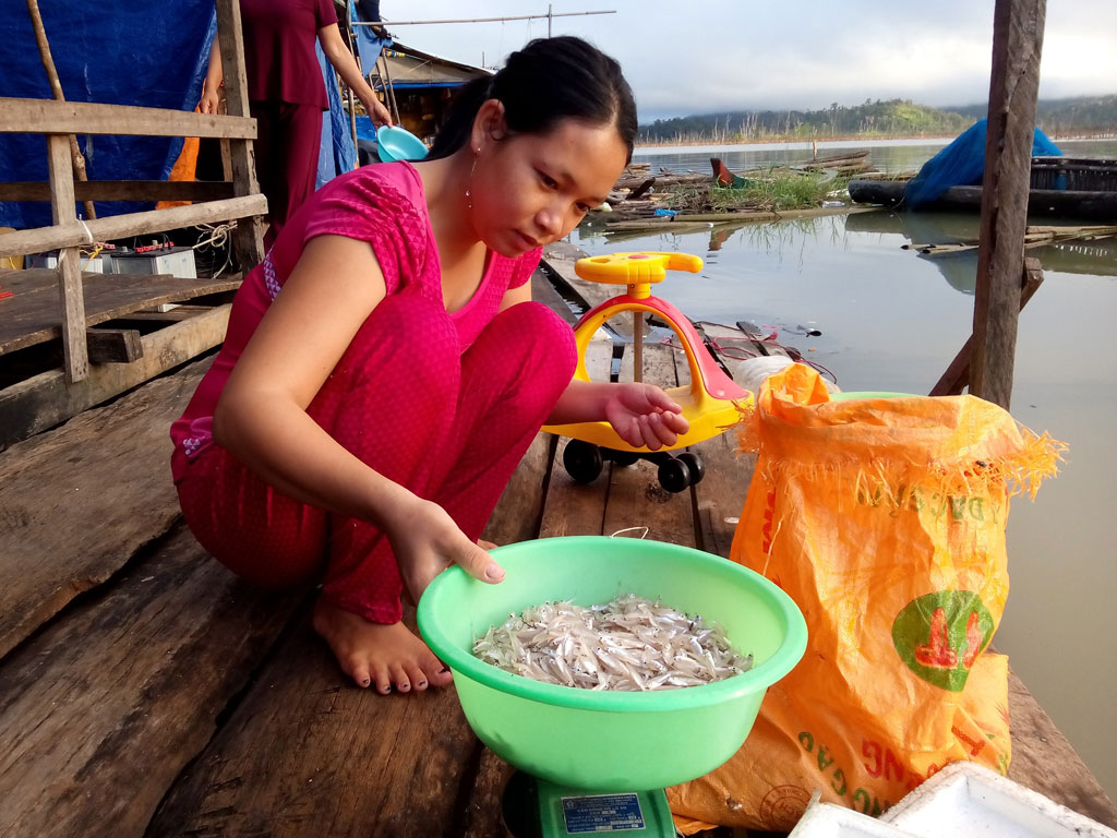 Xóm chài trên hồ Sê San2