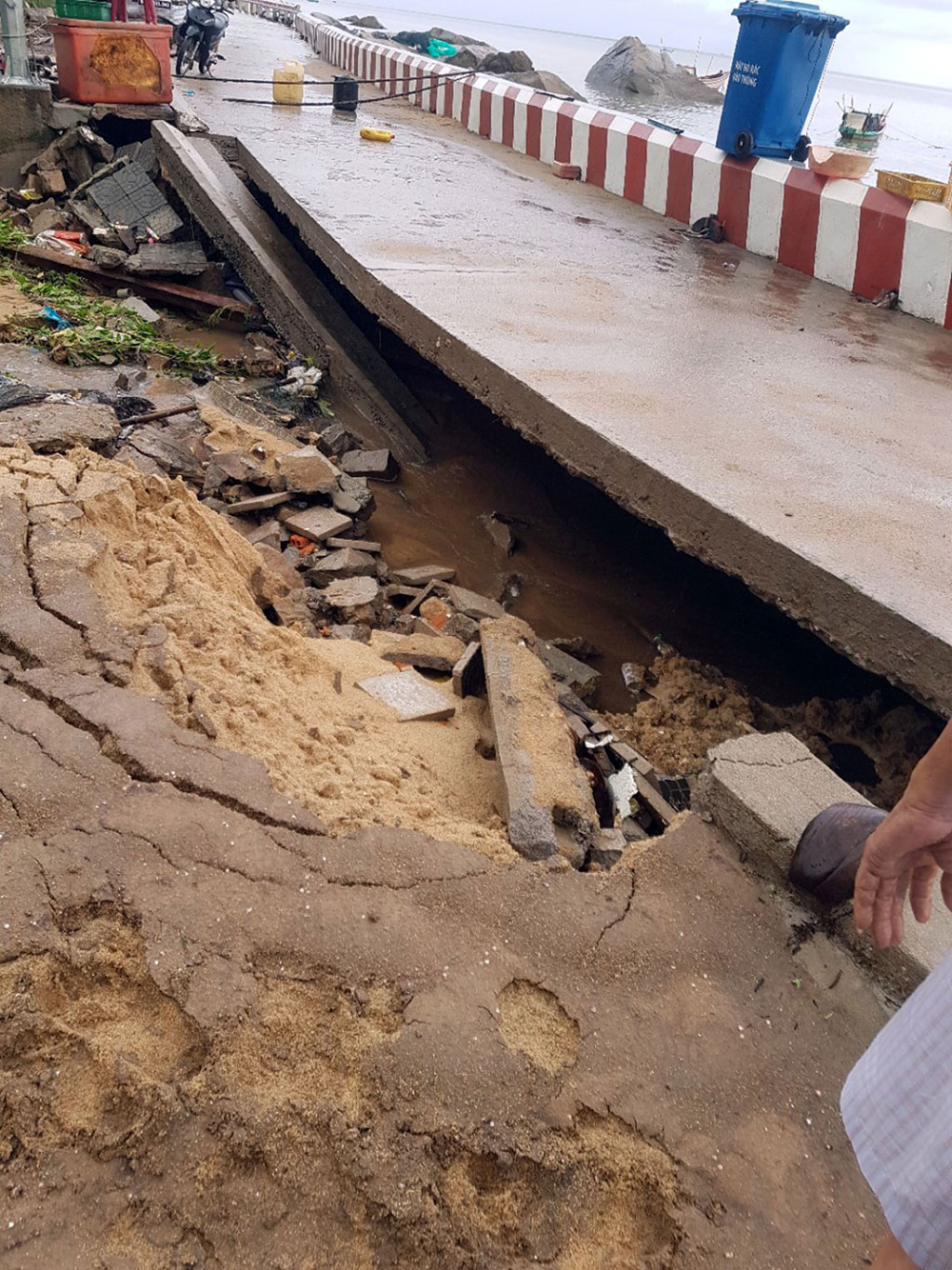 Hàng trăm nhà dân xã đảo Lại Sơn bị ngập do mưa 1