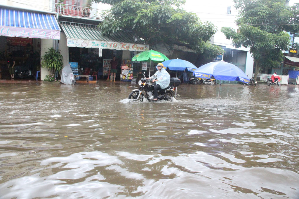 Đường phố biến thành “sông”, nước tràn vào nhà gần 20 hộ dân 1