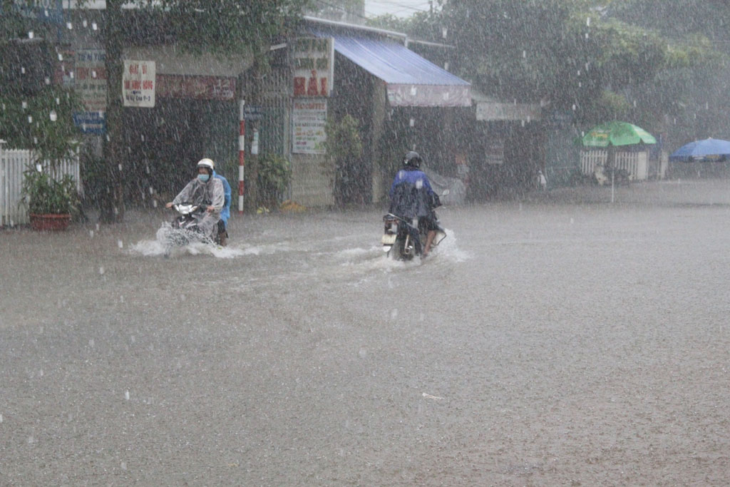 Đường phố biến thành “sông”, nước tràn vào nhà gần 20 hộ dân 4
