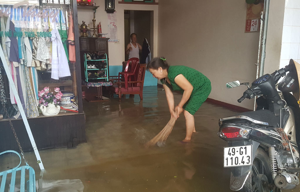 Đường phố biến thành “sông”, nước tràn vào nhà gần 20 hộ dân 5
