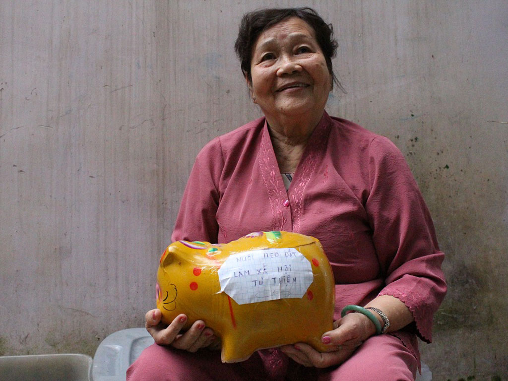Bà cụ 75 tuổi bán bánh mì, nhặt ve chai gom tiền giúp người nghèo 1