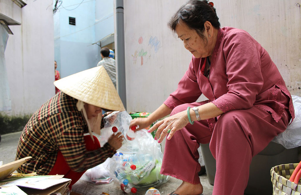 Bà cụ 75 tuổi bán bánh mì, nhặt ve chai gom tiền giúp người nghèo 2