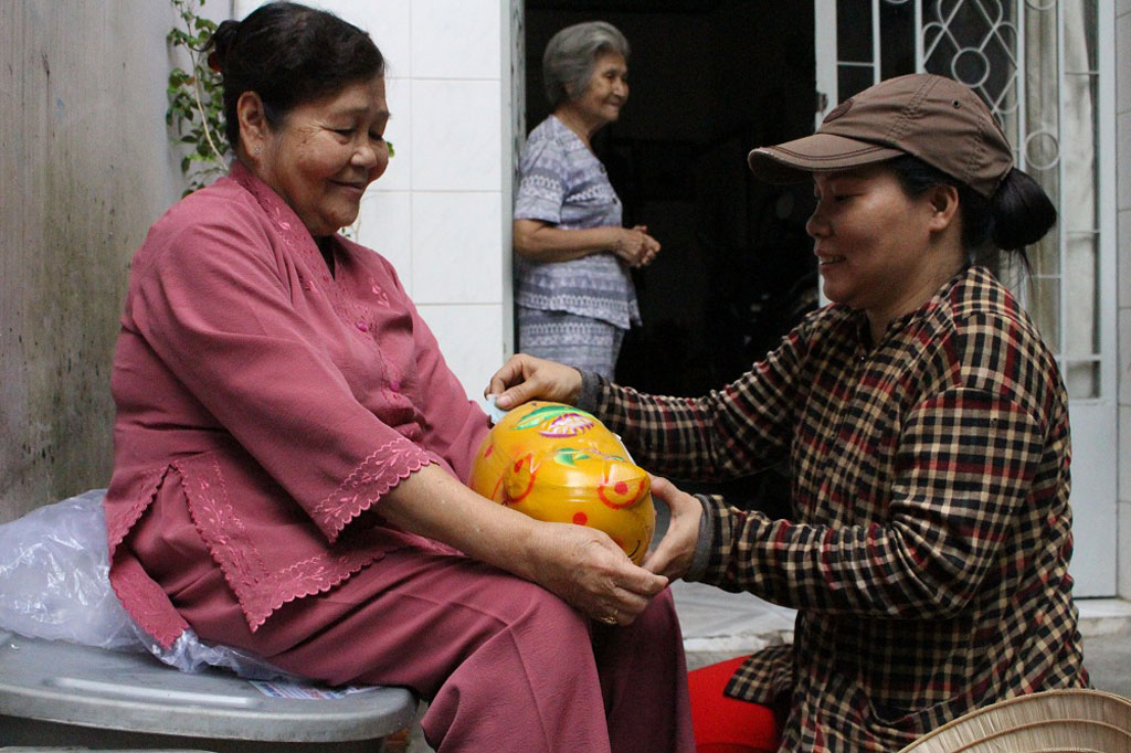 Bà cụ 75 tuổi bán bánh mì, nhặt ve chai gom tiền giúp người nghèo 3