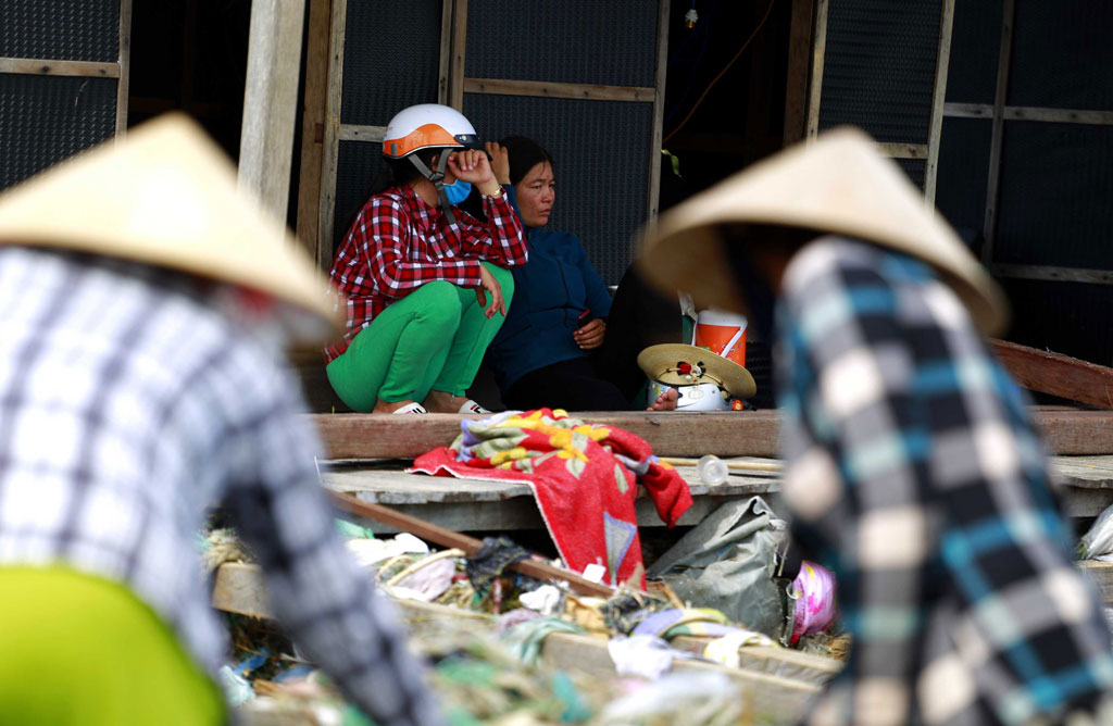 Hàng ngàn tà lồng nuôi thuỷ sản của người dân huyện Vạn Ninh trôi hết ra biển 11
