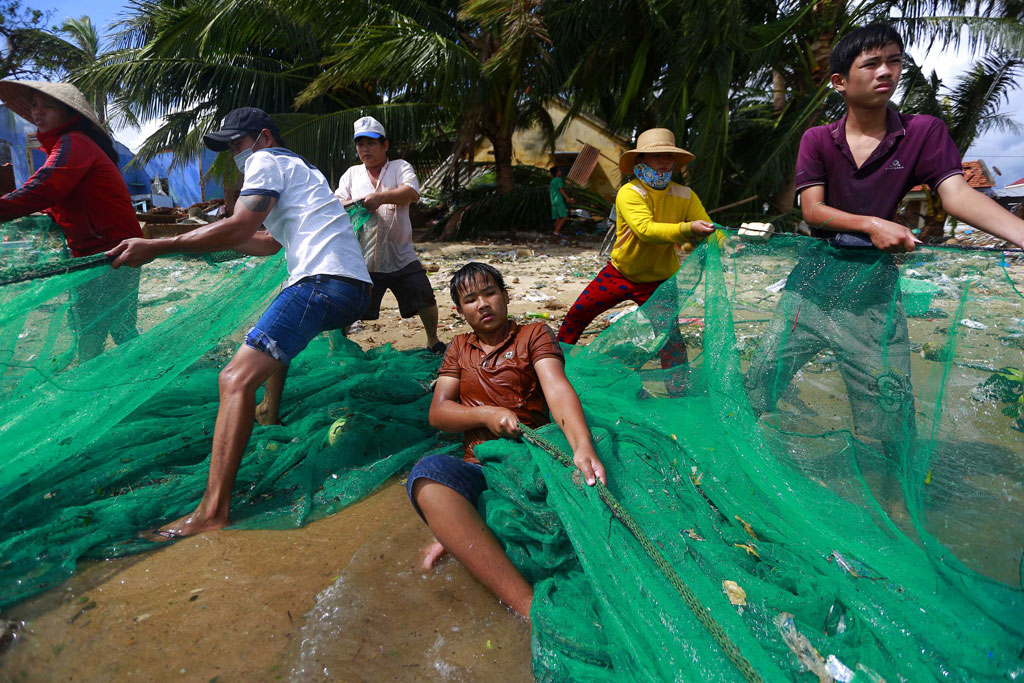 Hàng ngàn tà lồng nuôi thuỷ sản của người dân huyện Vạn Ninh trôi hết ra biển 16