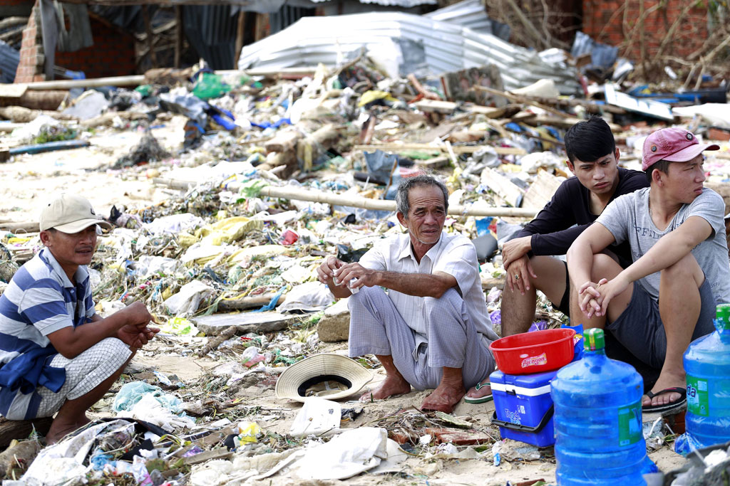 Hàng ngàn tà lồng nuôi thuỷ sản của người dân huyện Vạn Ninh trôi hết ra biển 18