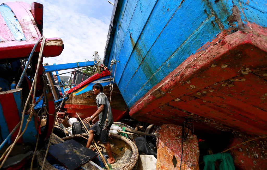 Hàng ngàn tà lồng nuôi thuỷ sản của người dân huyện Vạn Ninh trôi hết ra biển 1
