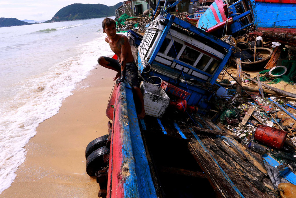 Hàng ngàn tà lồng nuôi thuỷ sản của người dân huyện Vạn Ninh trôi hết ra biển 7