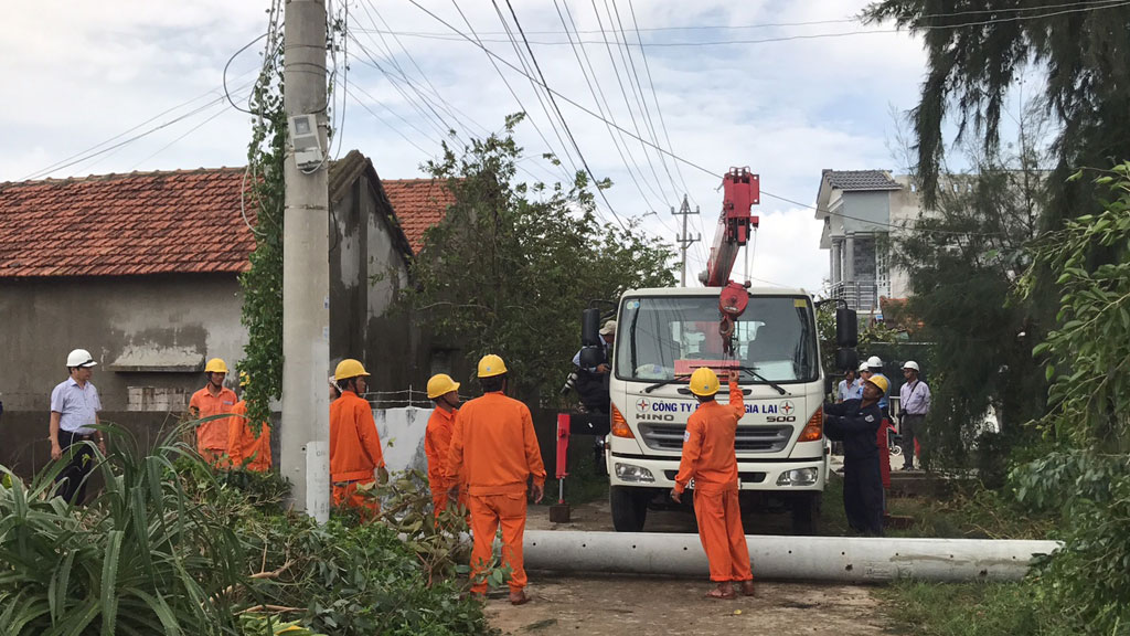 Nỗ lực khôi phục hệ thống điện sinh hoạt tại Phú Yên1