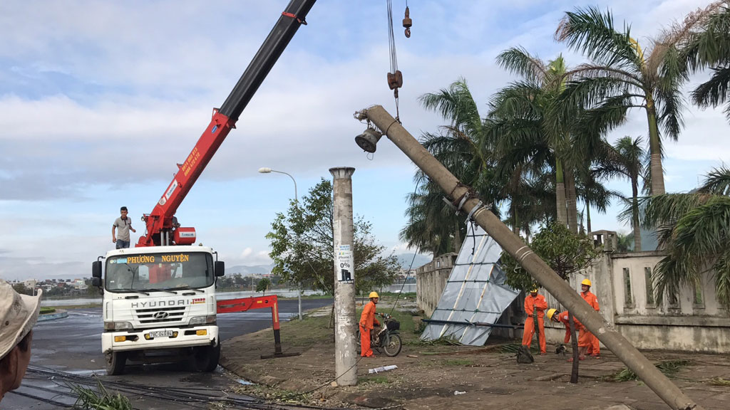 Nỗ lực khôi phục hệ thống điện sinh hoạt tại Phú Yên3