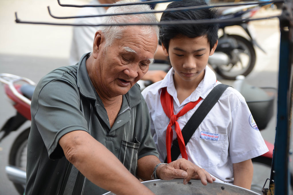 Xe kẹo bông gòn “ông ngoại” chở tuổi thơ giữa Sài Gòn 3
