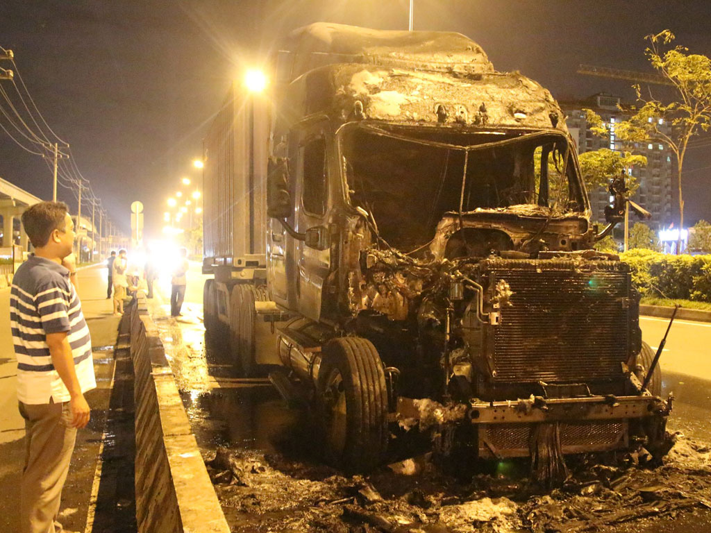 Container bốc cháy trên xa lộ Hà Nội, tài xế đạp cửa thoát thân1