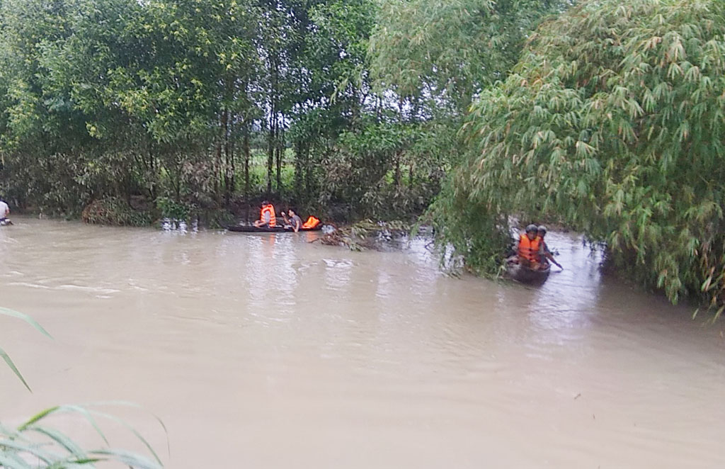 Trưởng thôn bị lũ cuốn trôi mất tích1