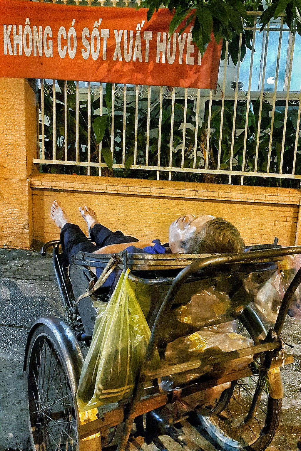 Đủ kiểu ngủ đêm của người vô gia cư tại TP.HCM 11