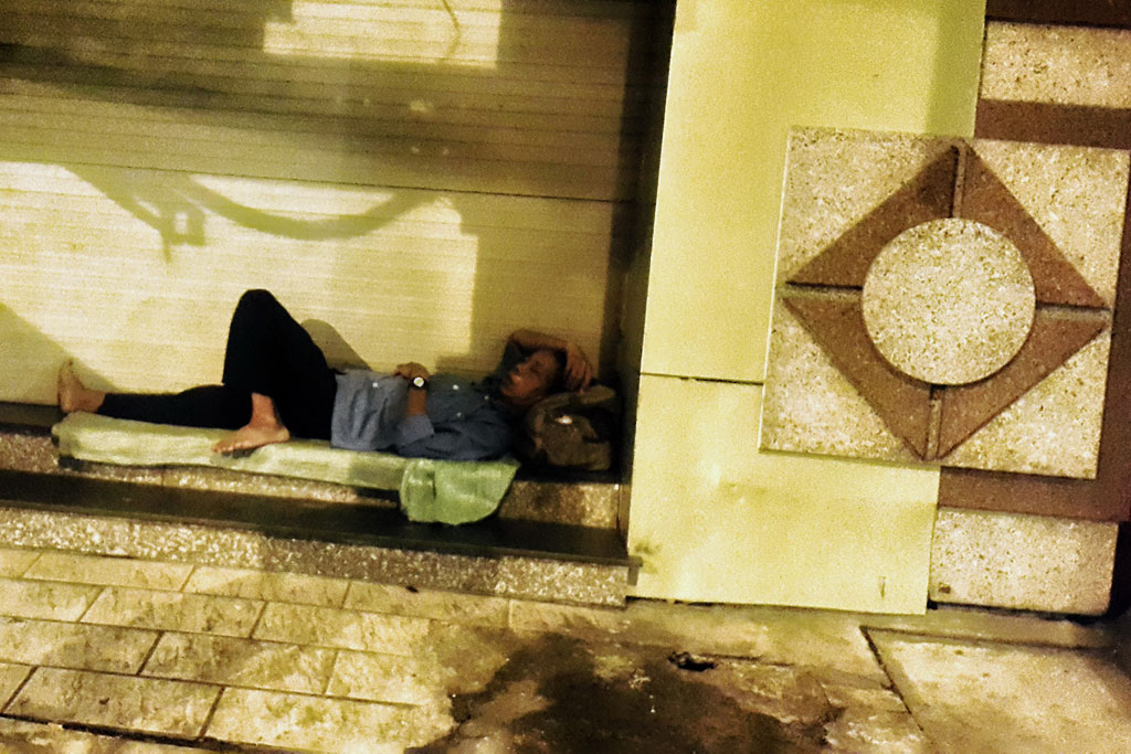 Đủ kiểu ngủ đêm của người vô gia cư tại TP.HCM 6