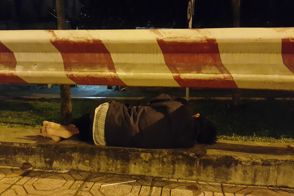 Đủ kiểu ngủ đêm của người vô gia cư tại TP.HCM 9