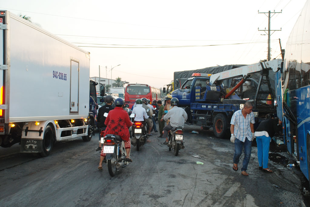 Xe giường nằm tông đuôi xe tải, 13 người thương vong3