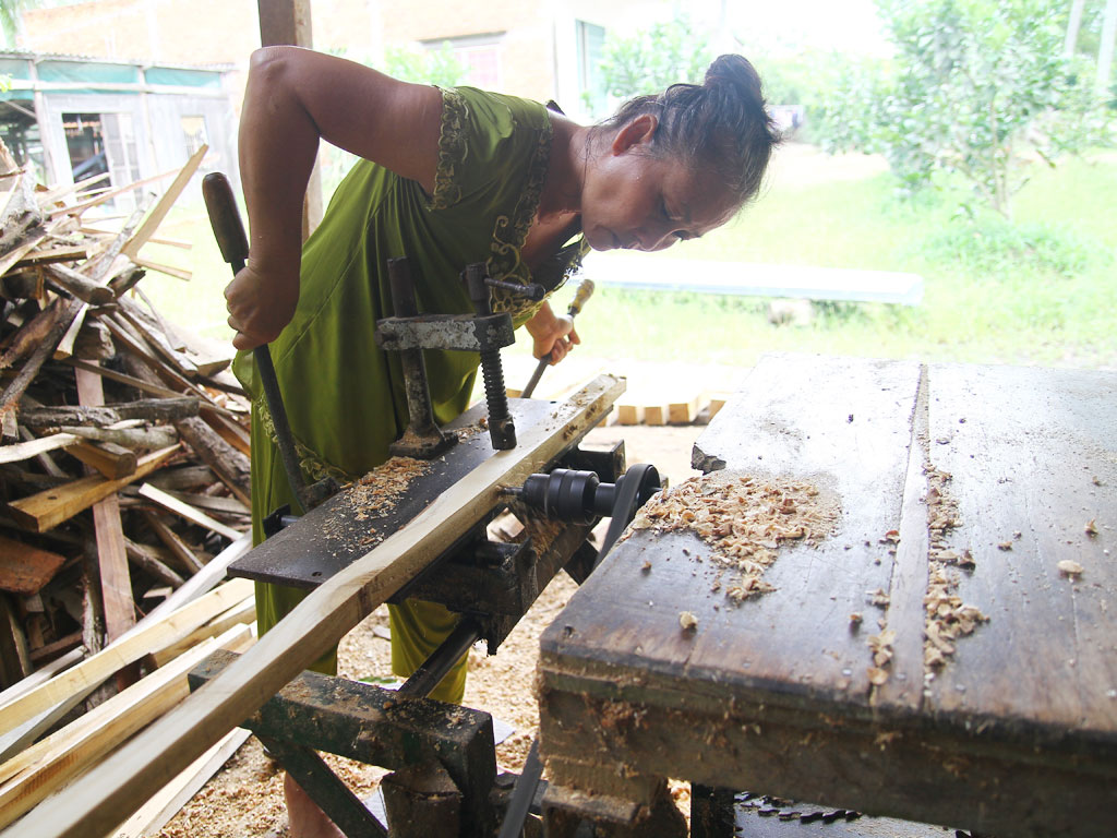 Chuyện những phụ nữ đặc biệt - Kỳ 1: Nữ thợ mộc xứ dừa2