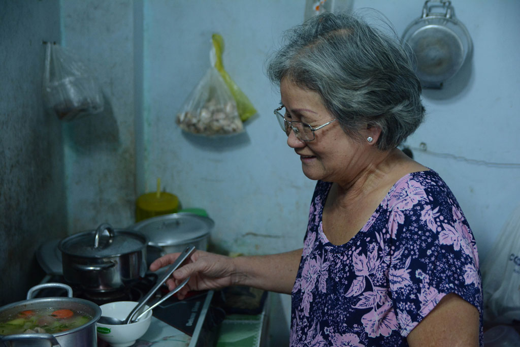 Chuyện cô đào chuyển giới lớn tuổi nhất Việt Nam: Mất tất cả vẫn còn tri kỉ bên đời 5