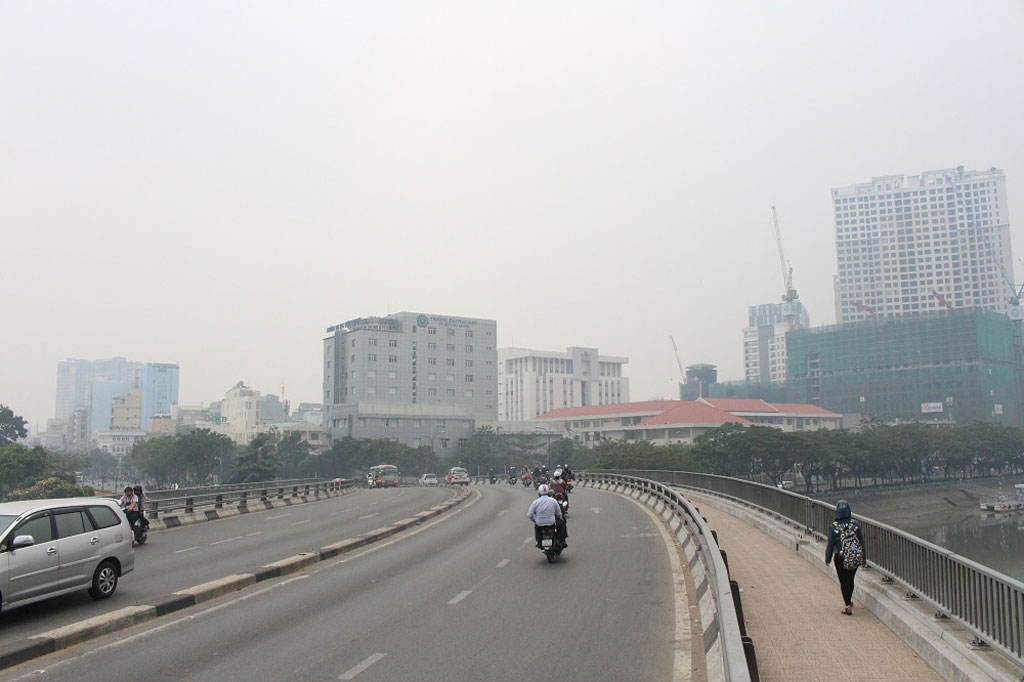 Sương mù dày đặc phủ kín khắp nơi ở trung tâm thành phố 5