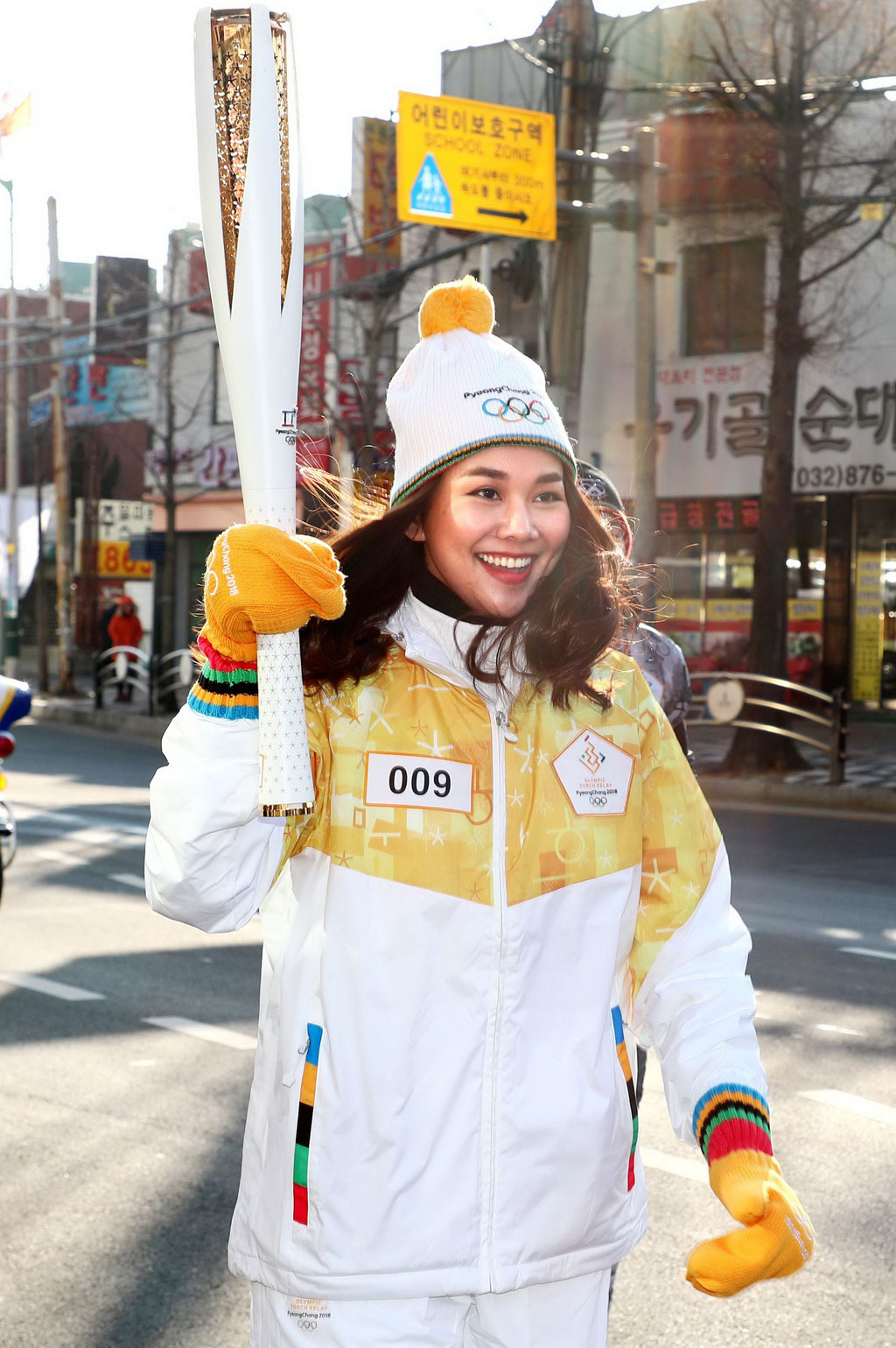 Follow thế giới sao: Thanh Hằng rước đuốc tại thế vận hội mùa đông 2018 1