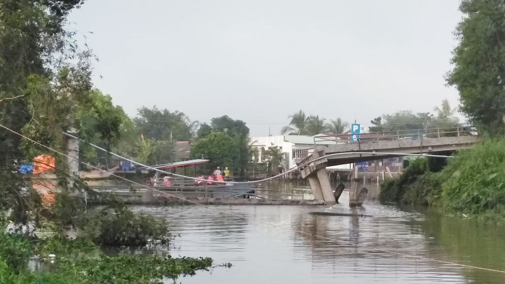 Tiền Giang: Sàn lan chở cát tông sập cầu bê tông ở Tiền Giang1