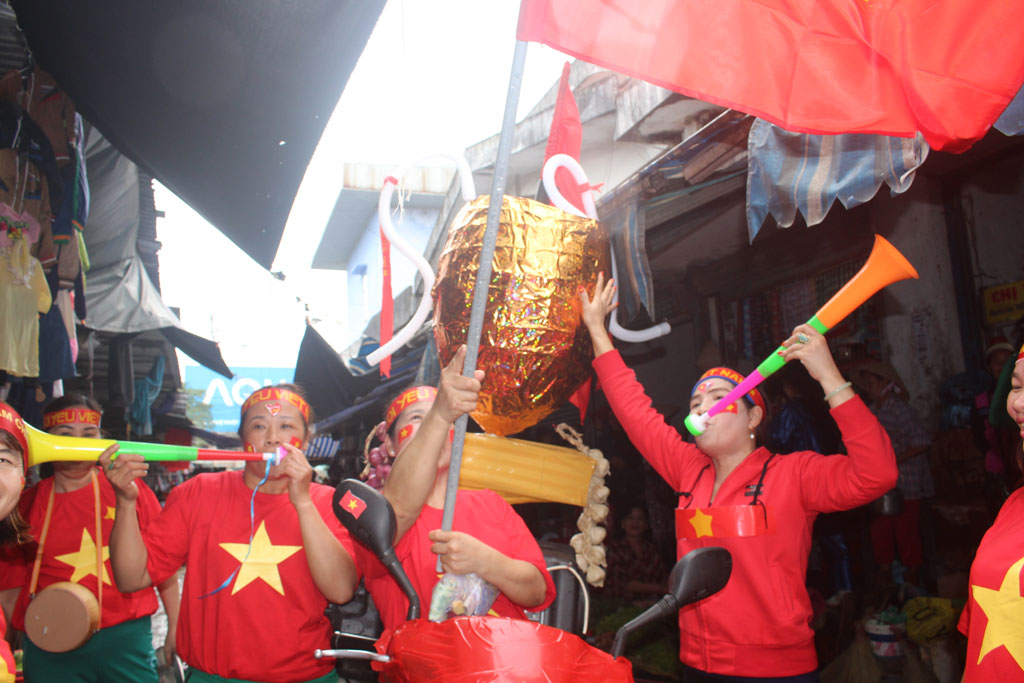 Tiểu thương Huế mang áo cờ đỏ sao vàng, nghỉ sớm cổ vũ U23 Việt Nam 10