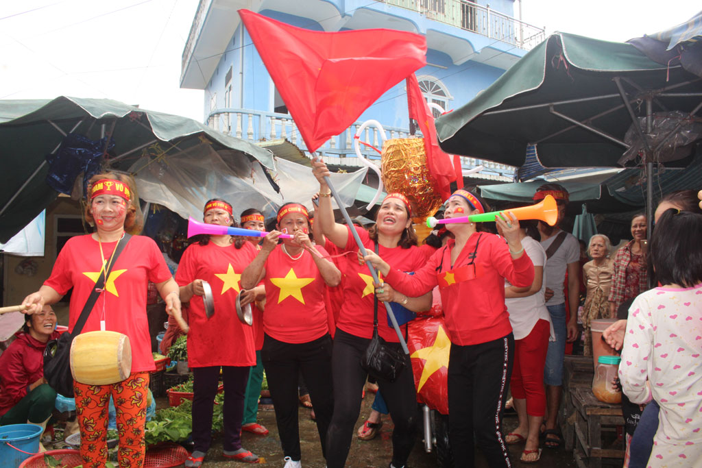 Tiểu thương Huế mang áo cờ đỏ sao vàng, nghỉ sớm cổ vũ U23 Việt Nam 13