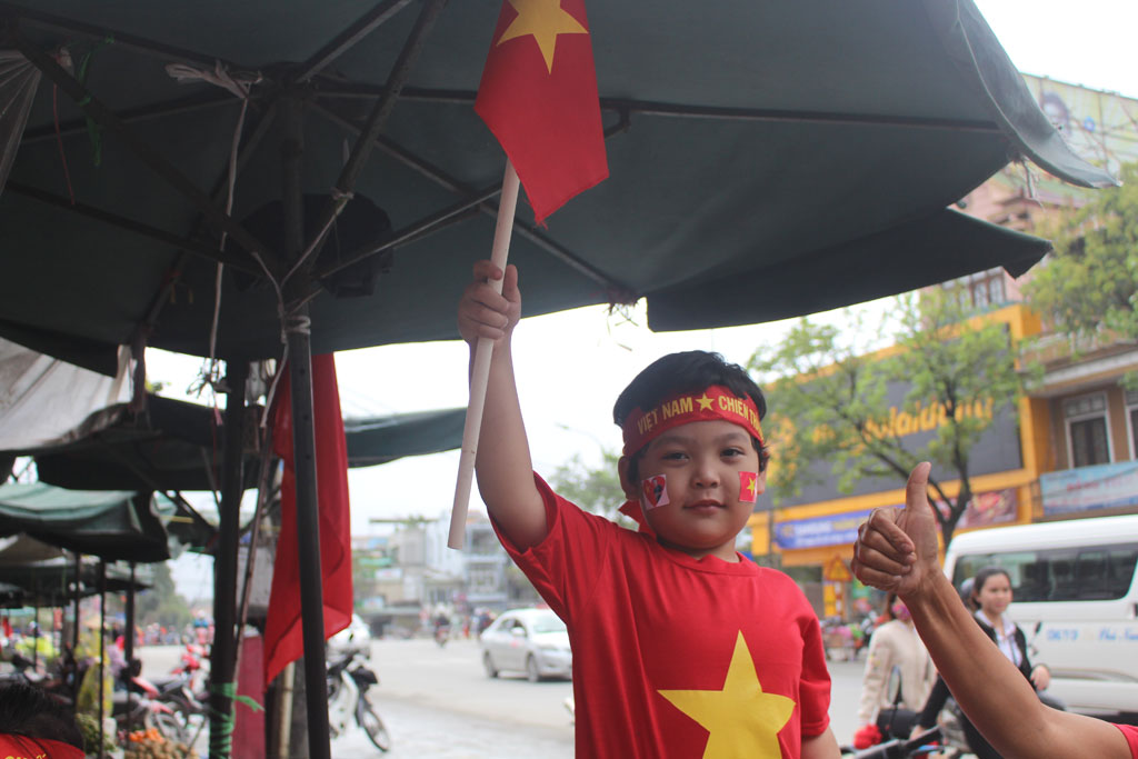 Tiểu thương Huế mang áo cờ đỏ sao vàng, nghỉ sớm cổ vũ U23 Việt Nam 1