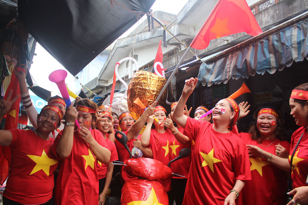 Tiểu thương Huế mang áo cờ đỏ sao vàng, nghỉ sớm cổ vũ U23 Việt Nam 9