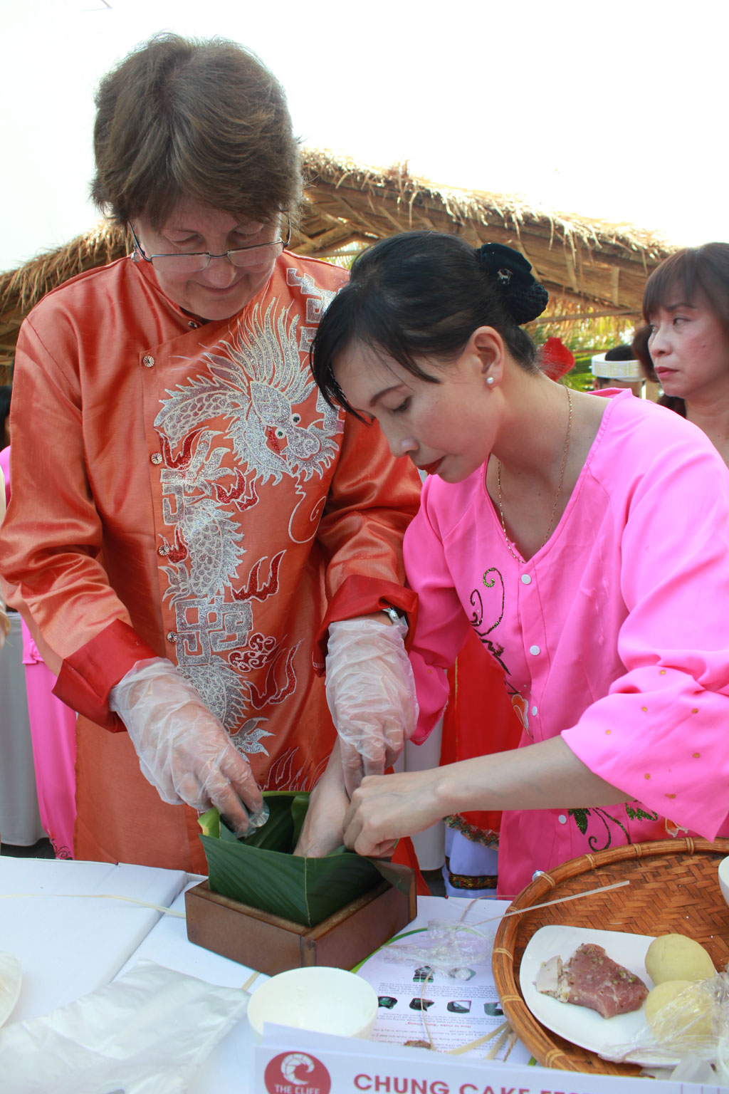 Du khách châu Âu “nhăn mặt” khi học gói bánh chưng lá dong của người Việt 12