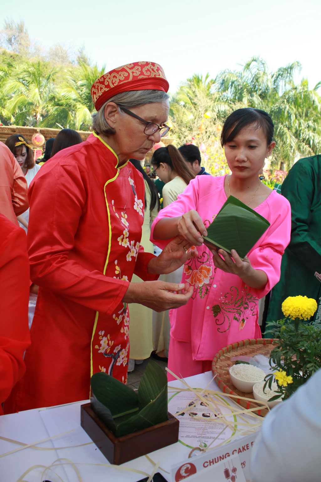 Du khách châu Âu “nhăn mặt” khi học gói bánh chưng lá dong của người Việt 2