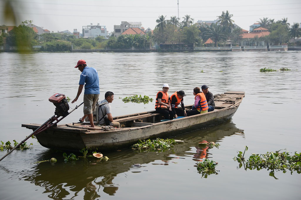 Dân Sài Gòn kéo nhau đi xuồng máy ra giữa sông để thả cá phóng sinh 8