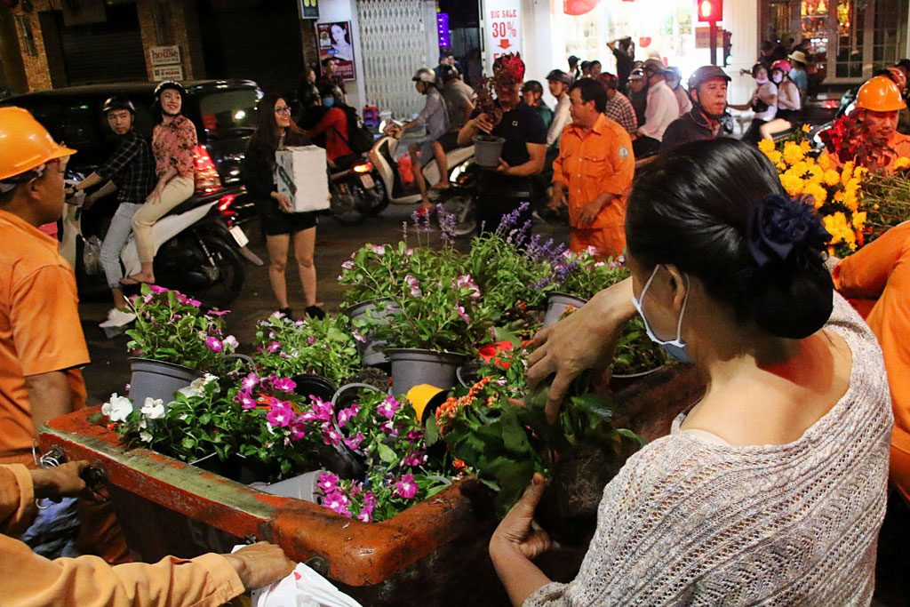 Người dân tập trung giành hoa tại đêm bế mạc đường hoa Nguyễn Huệ 11